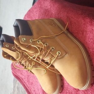 Timberland Kids Tan Nubuck Lace-Up Boots with Brown Collar